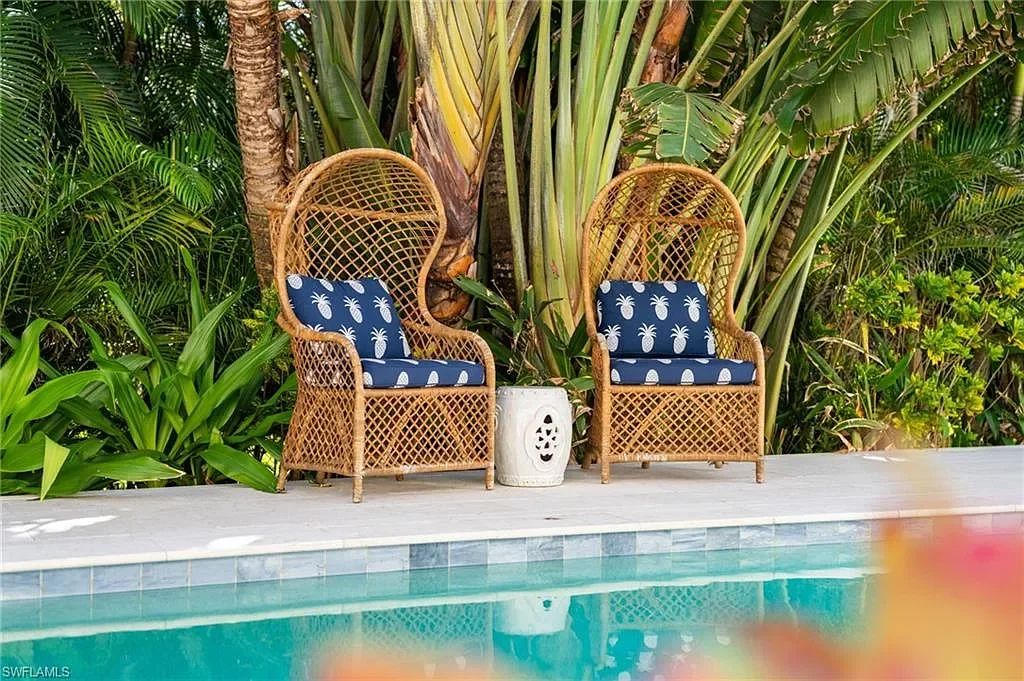Windward: pool seating